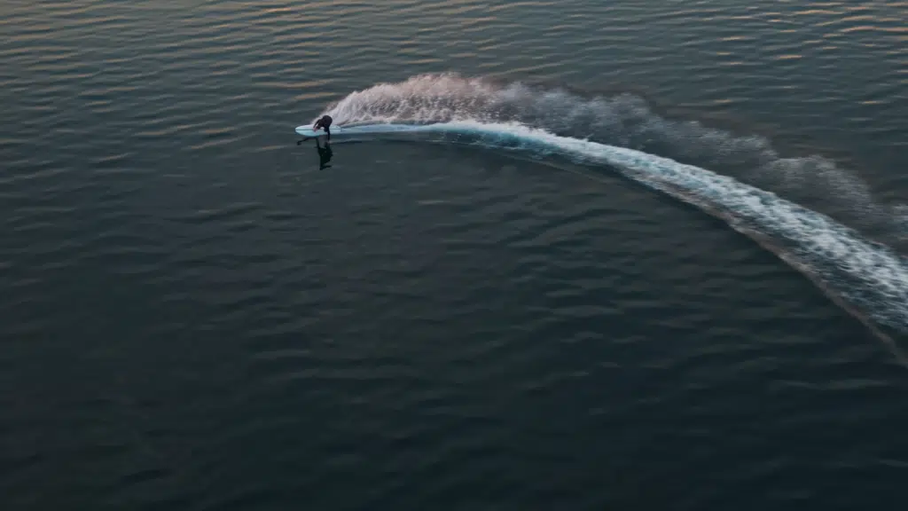 Carving through flat shallow water with the lind electric surfboard.