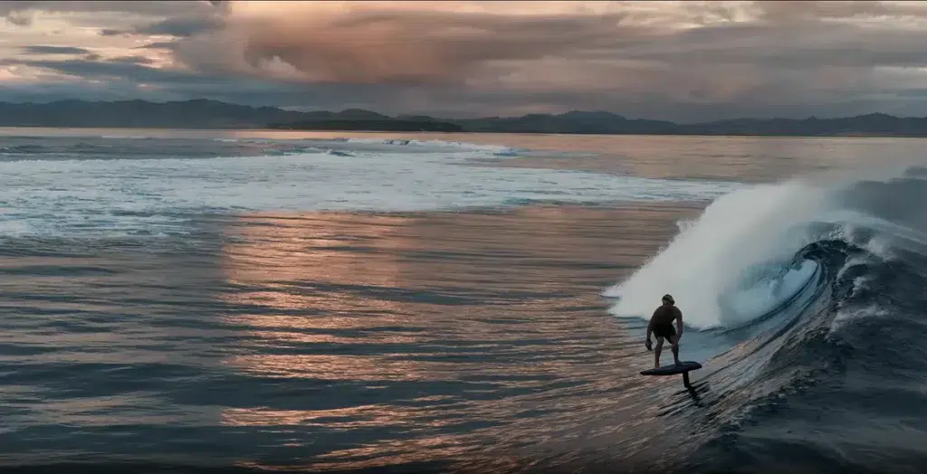 Rider carving a wave with the Fliteboard MN Carbon Wave eFoil mast